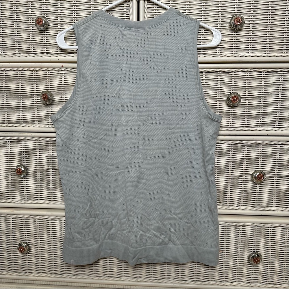 Lululemon Sleeveless Work out Top - Picture 3 of 4